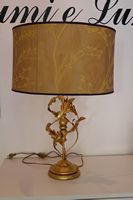 Lampada da tavolo in metallo decorato oro con paralume a ventola