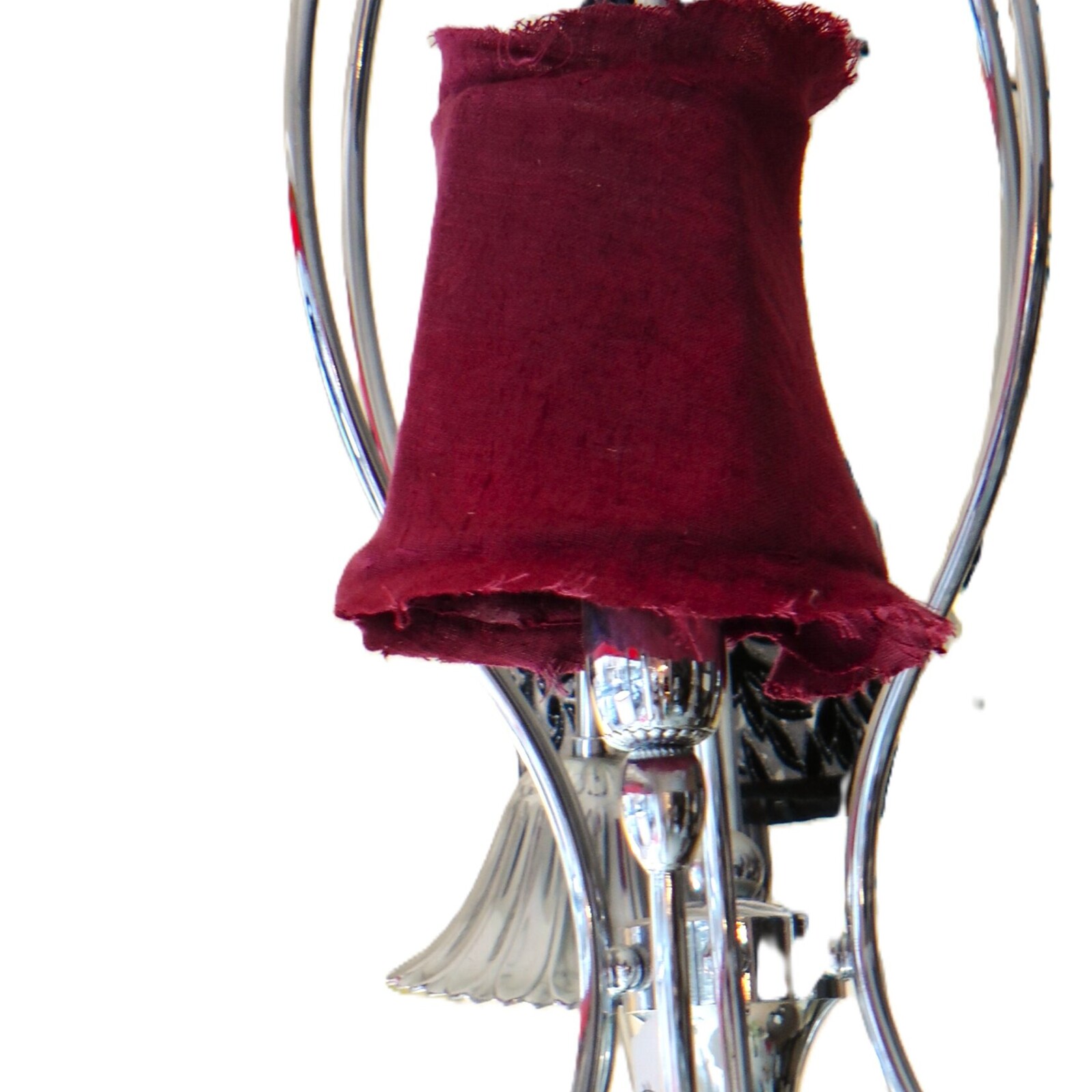 Paralume in tessuto bordeaux per lampadario di design Paralume a forma di tronco di cono in tessuto bordeaux per lampadario di design con struttura in metallo cromato.