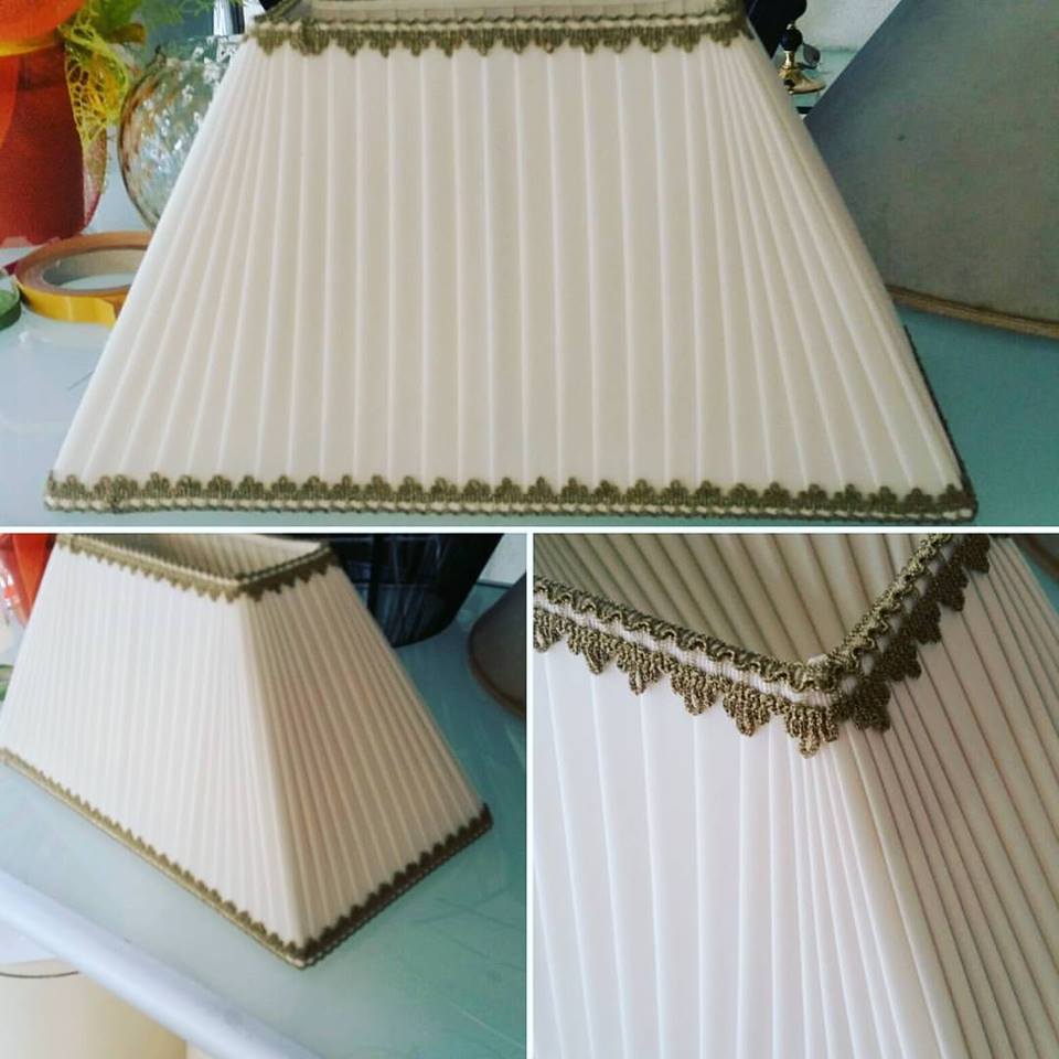 Paralume a pieghe con bordo dorato Paralume a forma di tronco di cono in tessuto plissettato bianco con bordo decorativo dorato.
