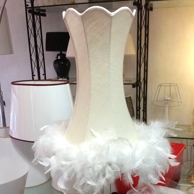 Paralume personalizzato con forma sagomata e piume Paralume personalizzato con piume