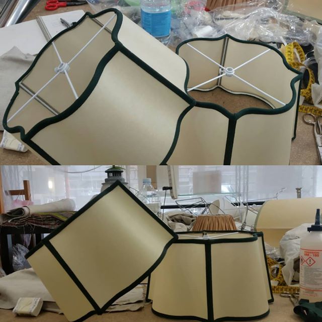 Paralumi sagomati a 4 lati per lucerna fiorentina Coppia di paralumi a 4 lati e a forma sagomata. Realizzati in tessuto chiaro con bordo a contrasto verde scuro