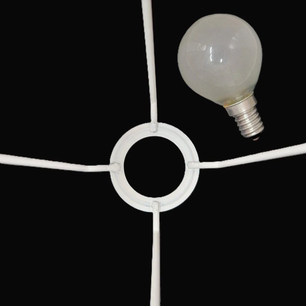 Attacco per paralume E14 predisposto per lampadina a passo (filettatura) piccolo.