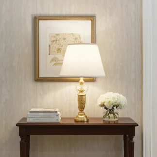 Lampada in legno dorato con pendenti completa di paralume in carta-pergamena. Ambientazione