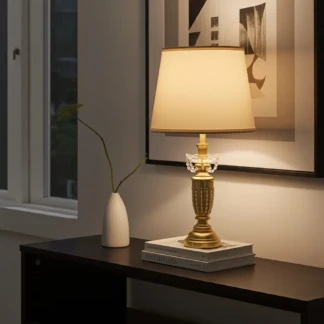 Lampada in legno dorato con pendenti completa di paralume in carta-pergamena gialla. Ambientazione