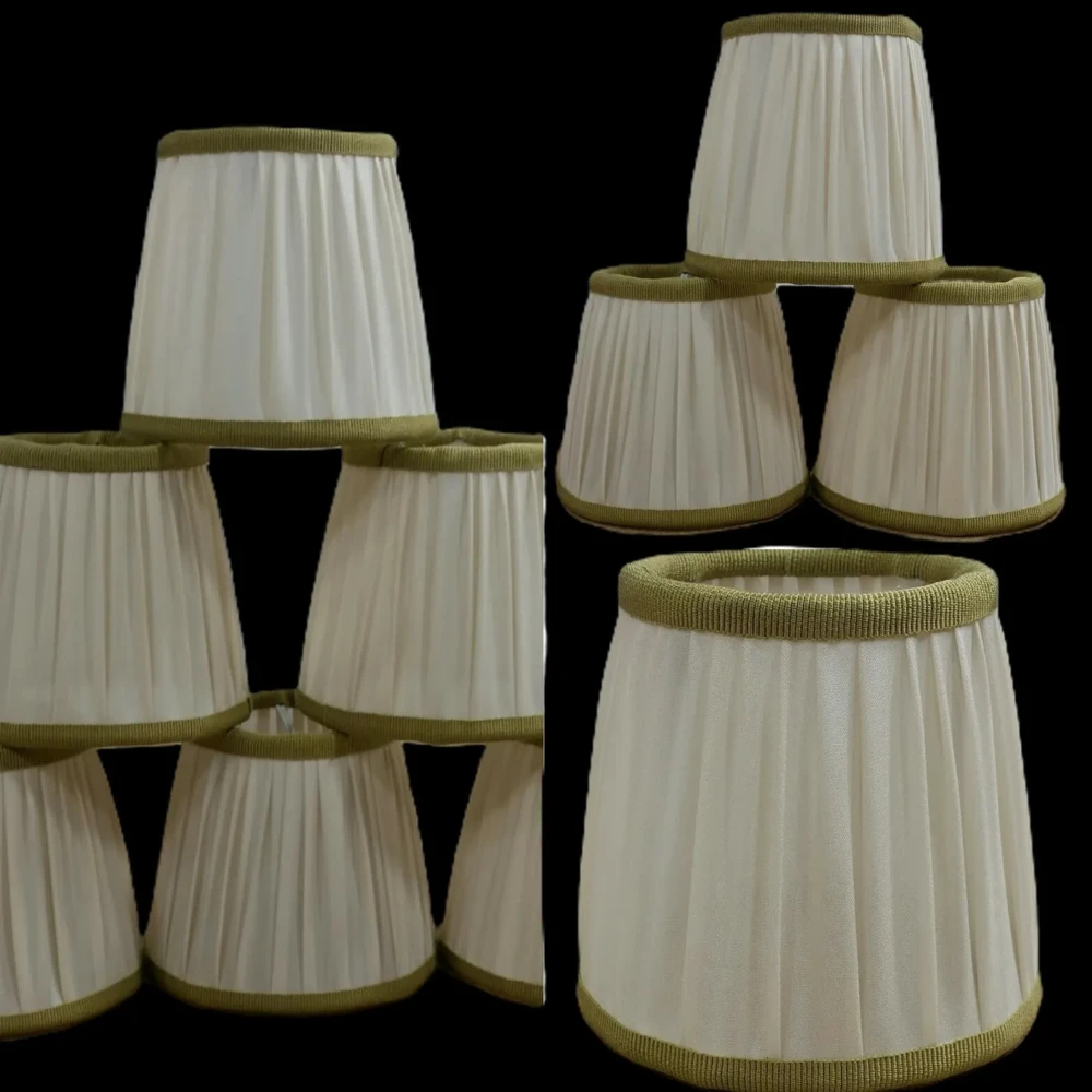Paralumi plissettati per lampadari con attacco a molla Paralumi per lampadari con attacco a molla.