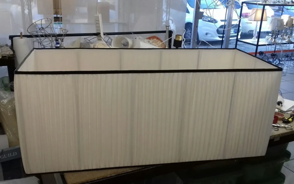 Paralume da soffitto a forma di parallelepipedo. Realizzato a peghe e rifinito con passamaneria Paralume da soffitto a forma di parallelepipedo. Realizzato a peghe e rifinito con passamaneria