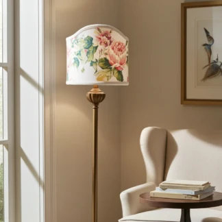 Paralume sagomato a fiori su lampada da terra in un salotto elegante.