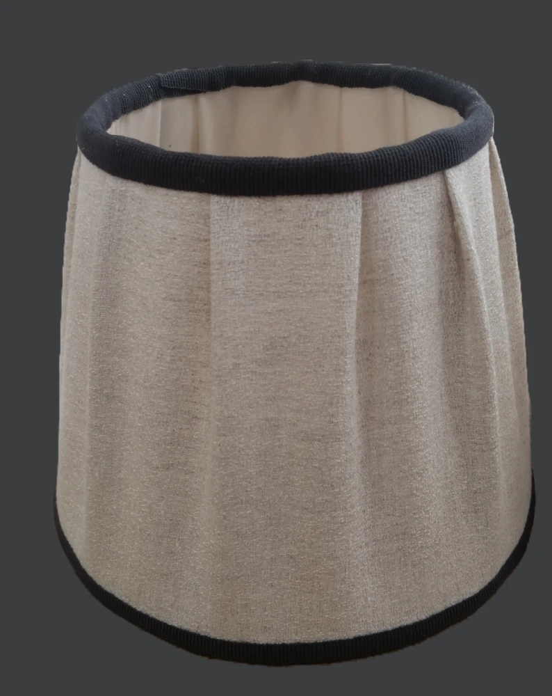 Paralume per Applique o Lampadari in Juta Foderata con Passamaneria Nera in Velluto Paralume a tronco di cono in tessuto di juta color naturale/beige con lievi pieghe, foderato internamente e rifinito da una passamaneria in velluto nero lungo i bordi.