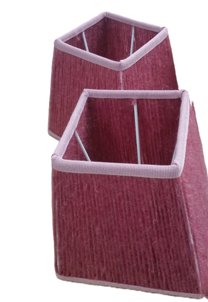 Paralume in Filato di Lana Rossa con Passamaneria Rosa per Applique e Lampadar Due piccoli paralumi per lampadari in un fitto filato di lana bordeaux, rifiniti con passamaneria rosa chiaro sui bordi, ideali per applique e lampadari.