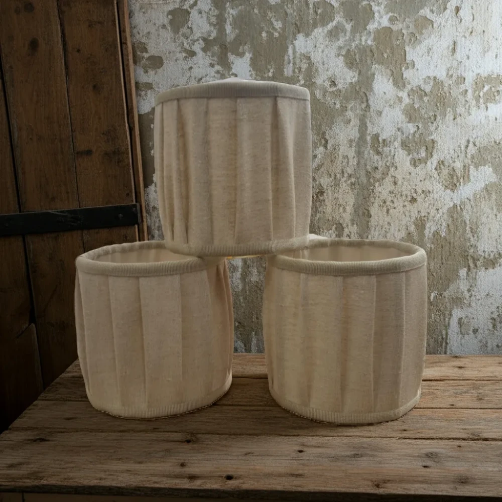 Paralume Cilindrico in Stoffa Grezza Arricciata per Applique o Lampadari Paralumi cilindrici, realizzati in stoffa grezza color beige chiaro arricciata, rifiniti con passamaneria tono su tono