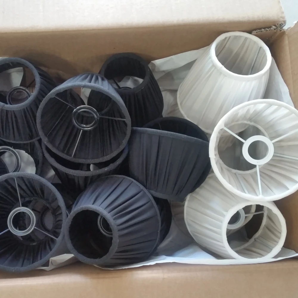 Set di Paralumi a Tronco di Cono in Stoffa Arricciata per Applique e Lampadari paralumi di piccole dimensioni a tronco di cono in stoffa arricciata (plissettata), nei colori bianco e nero, ideali per applique e lampadari.