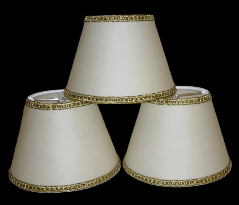 Paralume a Cono in Cartapergamena con Passamaneria Dorata per Applique e Lampadari Paralumi a cono in cartapergamena color crema, rifiniti con passamaneria dorata, ideali per applique o lampadari.