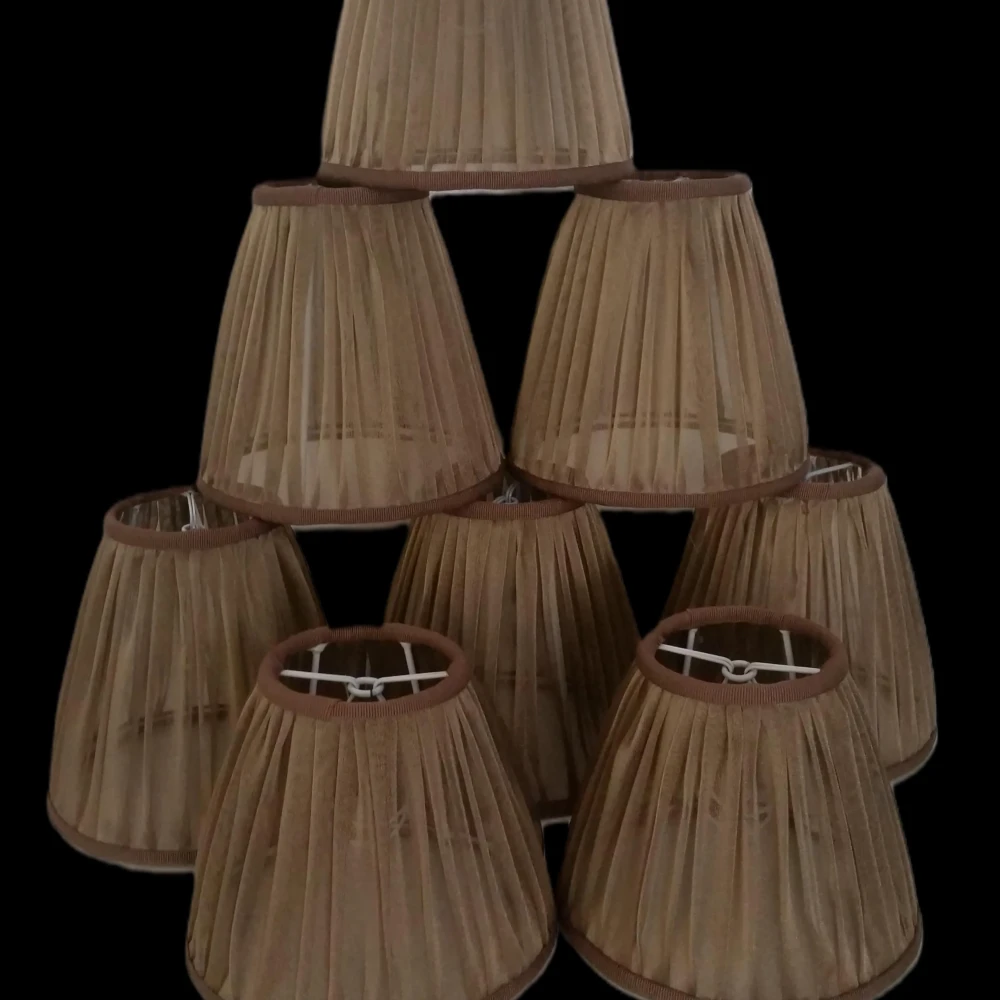 Set di Paralumi a Tronco di Cono in Stoffa Trasparente Plissettata per Applique e Lampadari Gruppo di paralumi a tronco di cono in tessuto semi-trasparente e plissettato color marrone chiaro (tabacco), con rifiniture in passamaneria marrone scuro