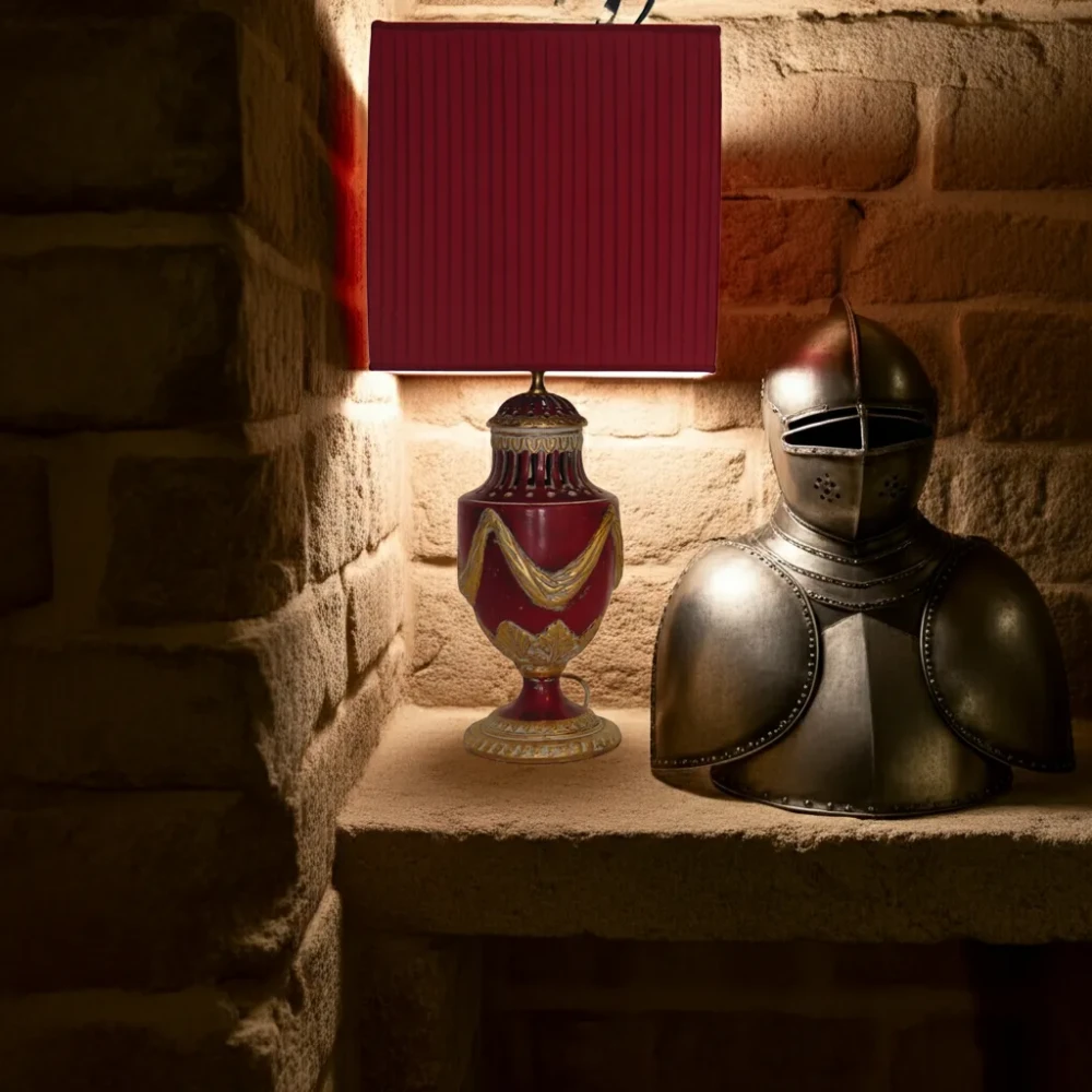 Paralume a cubo in tessuto a pieghe rosso bordeaux Paralume a cubo in tessuto a pieghe color rosso bordeaux, montato su lampada da tavolo in stile classico.
