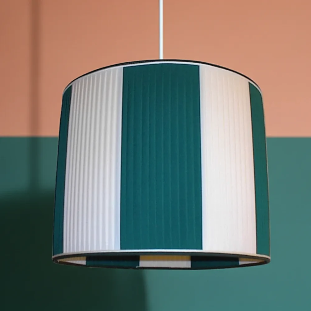 Paralume Cilindrico a Sospensione. bicolore a Righe con Pieghe regolari Paralume da soffitto cilindrico bicolore a righe verticali (crema e verde scuro) in tessuto a pieghe regolari.