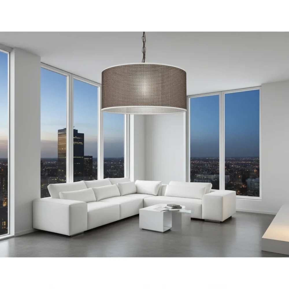 Paralume Cilindrico a Sospensione. Realizzato con Materiale a Rete Microforato Paralume da soffitto cilindrico di grandi dimensioni, realizzato in materiale a rete o microforato marrone, sospeso in un salotto moderno con vista panoramica sulla città.