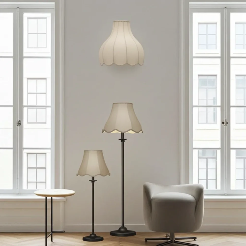 Paralume a Ventola/Ondulato da Muro – Perfetto per Illuminazione d'Accento tra Finestre Elegante paralume a ventola con bordo ondulato montato a parete tra due alte finestre, abbinato a lampade da terra e da tavolo coordinate.