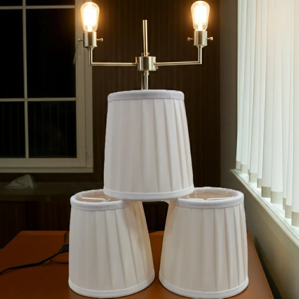 Set di Paralumi a Tronco di Cono in Stoffa a Pieghe per Applique e Lampadari Tre paralumi a tronco di cono in stoffa bianca/avorio a pieghe verticali con attacco a molla per applique o lampadari