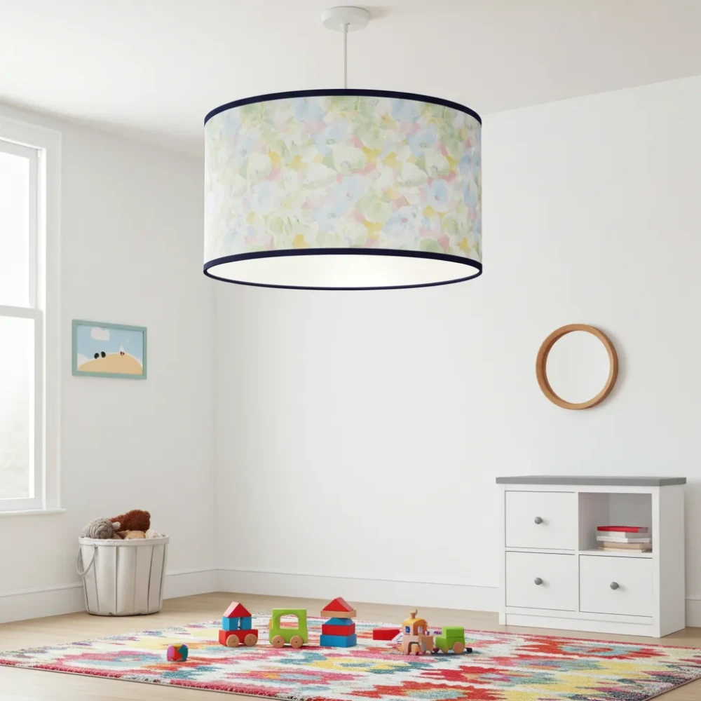 Paralume da soffitto con Stampa Floreale stile acquerello. Forma Cilindrica Paralume da soffitto di forma cilindrica con stampa floreale in stile acquerello, installato in una cameretta per bambini luminosa.