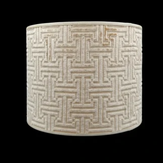 Paralume artigianale cilindrico in tessuto beige con disegno geometrico in rilievo, adesivato su supporto in PVC.
