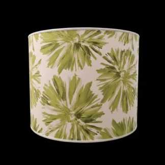 Paralume artigianale a forma di cilindro con tessuto a fiori verdi su supporto in PVC bianco.
