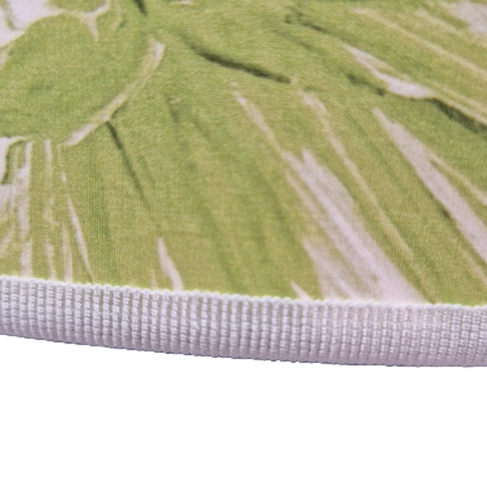 Dettaglio ravvicinato della rifinitura in passamaneria grosgrain bianca su bordo di un paralume artigianale.