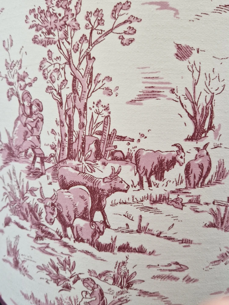 Particolare del tessuto Toile de Jouy rosa con scene bucoliche per paralumi fatti a mano a Prato.