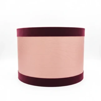 Paralume cilindrico rosa antico in tessuto stropicciato con bordi in velluto bordeaux.