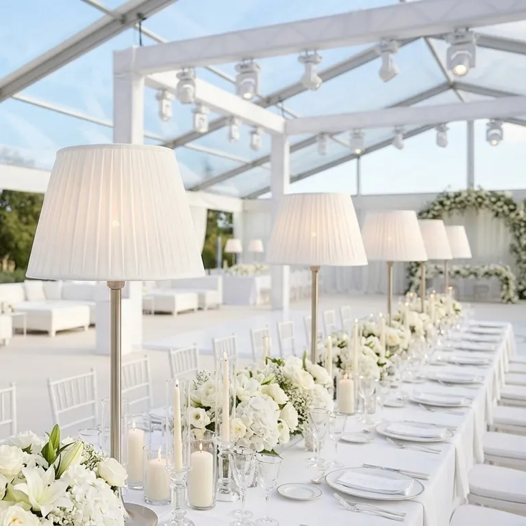 ambientazione-eventi-paralumi-organza-bianca-a-pieghe Allestimento per eventi di lusso con paralumi a tronco di cono in organza bianca a pieghe su tavoli imperiali - Paralumi e Lumi Prato
